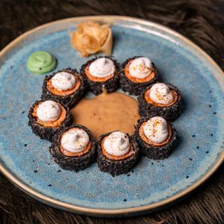 Рол Якудза з лососем (270г)