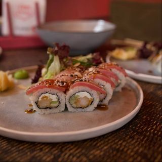 Теплий рол з обсмаженним тунцем (395г)