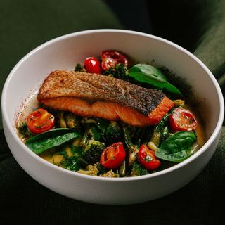 Стейк лосося з овочами