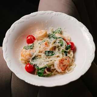 Спагеті креветками та шпинатом