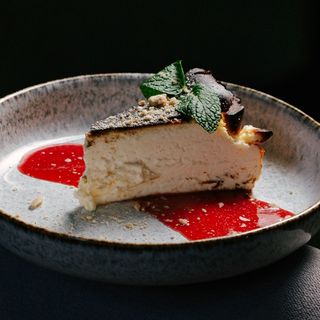 Баскський чізкейк з ягідним кюлі (190г)