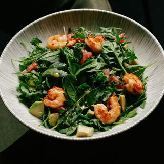 Салат з креветками авокадо та грейпфрутом 