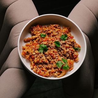 Рис тяхан з смаженою куркою в тайських спеціях (250г)