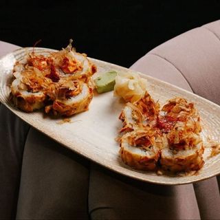 Рол з лососем, сиром Філадельфія в мигдалевих пластівцях