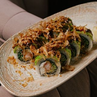 Рол з креветкою Темпура, вершковим соусом Унагі та стружкою боніто