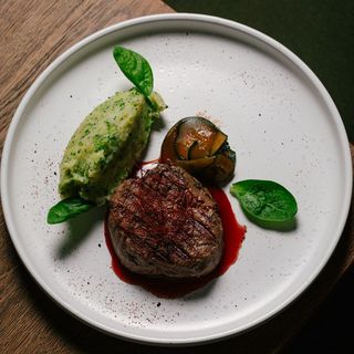 Філе міньйон з пюре та броколі