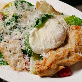 Салат з курчам та яйцем пашот