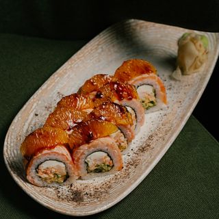 Рол з обпаленим лососем, креветкою спайсі та філе апельсину