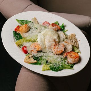 Салат з креветками та яйцем пашот