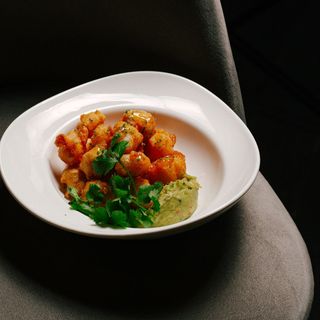 Попкорн з креветок на дайконі з гуакамоле