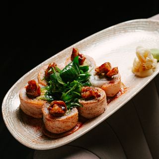 Рол з креветкою теріякі, обпаленим лососем та сиром філадельфія