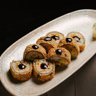 Гарячий рол з лососем, вугром та соусом спайсі