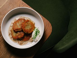 Пісні деруни з картоплі на грибному соусі