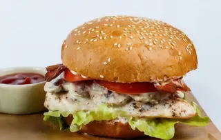 Бургер з котлетою із курки