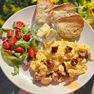 Яєчня з ковбаскою