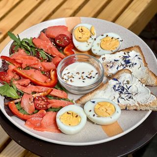 Сніданок з лососем