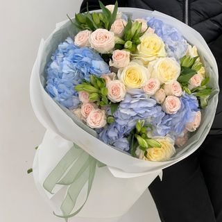 Букет з блакитною гортензією