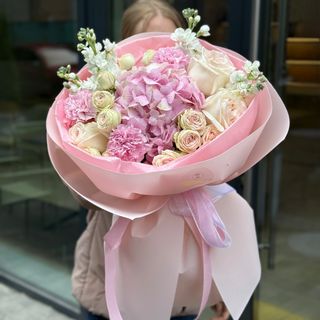 Ніжний букет із гортензією та матіолою