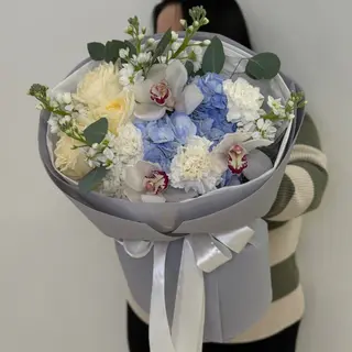 Ніжний букет з цимбідіумом