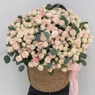 Великий кошик кущових троянд