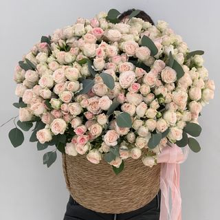 Великий кошик кущових троянд