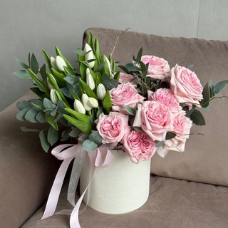 Троянди з тюльпанами в коробці