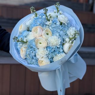 Букет з ранункулюсами та гортензією