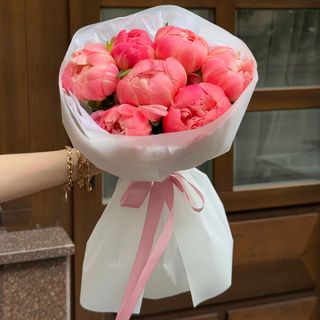 Букет з 7 коралових півоній