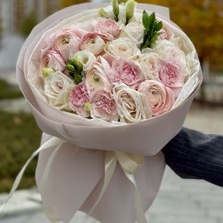 Букет з ранункулюсів та діантусів