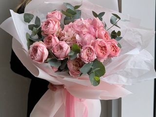 Букет з піоновидною спрей трояндою