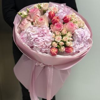 Букет з гортензіями та тюльпанами