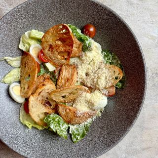 Салат з соусом цезар та ніжним курячим філе на грилі 