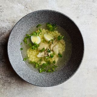 Курячий суп з птітімом та перепелиним яйцем 