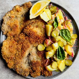 Телячий шніцель з картопляним салатом