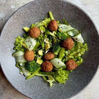 Зелений салат з фалафелем