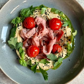 Хумус з пастрамі