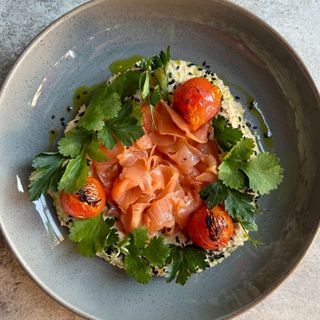 Хумус зі слабосолоним лососем