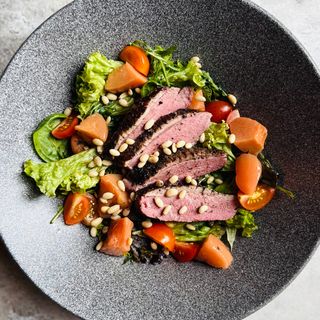 Салат з філе качки та томленою айвою