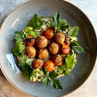 Хумус з фалафелем