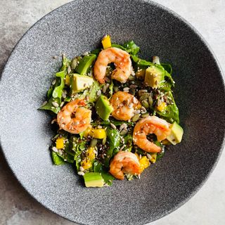 Салат з креветками та манго