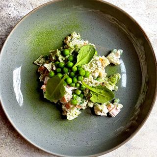 Салат з кроликом та пастрамі