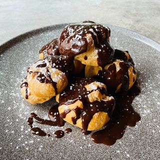 Профітролі з заварним кремом та шоколадом