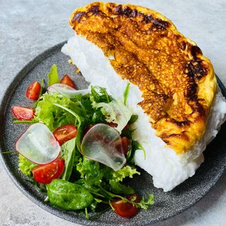 Омлет Пуляр з листям салату та томатами