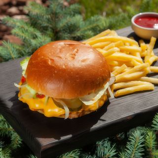 Бургер з яловичою котлетою, сиром Чедер та соусом 
