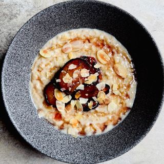 Солодка вівсяна каша з пряною сливою