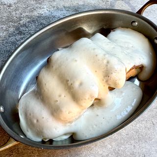 Міні-млинці з куркою під сирним соусом