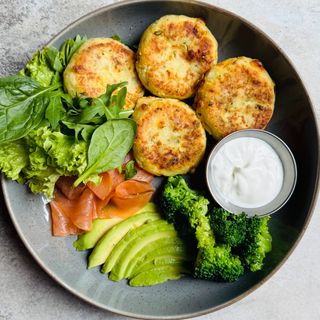 Солоні сирники з лососем, авокадо та броколі