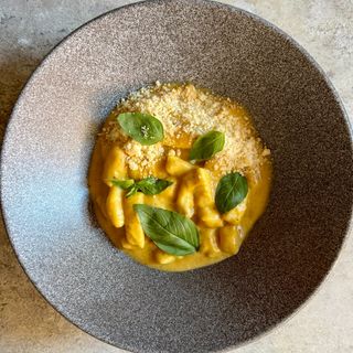 Ньокі в гарбузовому пюре з шавлією