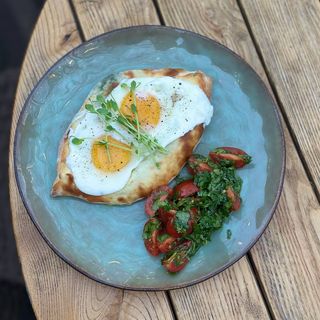 Грузинський  сніданок з глазунью