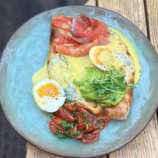 Грузинський  сніданок з вареним яйцем